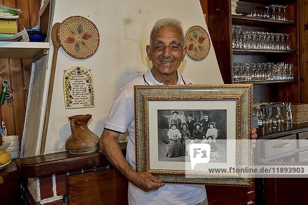 Antonio Bertoleoni König der Insel Tavolara kleinstes Königreich der Welt mit Fotografie seiner Vorfahren in seinem Restaurant Da Tonino il re di Tavolara Insel Tavolara Golf von Olbia Sardinien Italien Europa