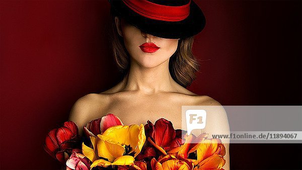 Sinnliche Frau mit Hut und Blumen