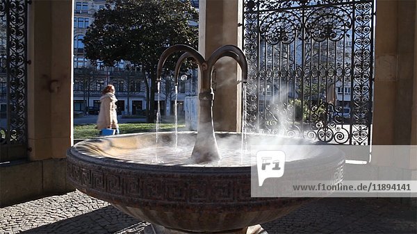 Dampf aus heißem Wasser im Springbrunnen