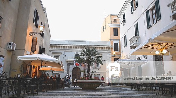 Kleiner Platz mit Außenrestaurants und Fahnen im Wind  Alghero  Sardinien
