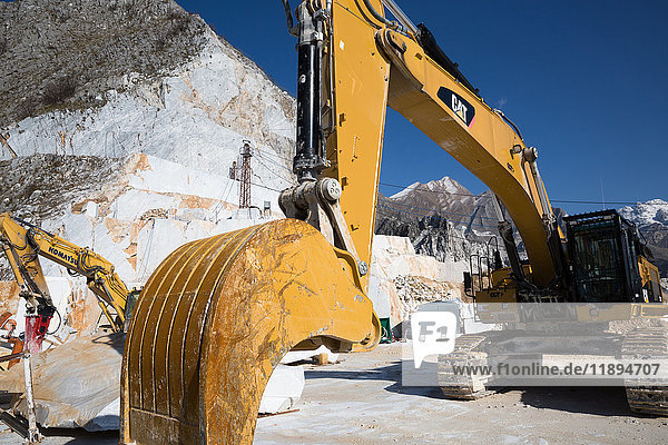 Europa  Italien  Carrara  Marmorsteinbrüche. Carrara-Marmor ist eine Art weißer oder blaugrauer Marmor von hoher Qualität  der gerne für Skulpturen und Gebäudedekor verwendet wird.