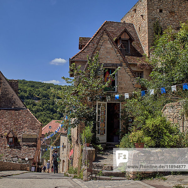Europa  Frankreich  Okzitanien  Lot  Stadt Rocamadur  Touristische Geschäfte und die Gasse im mittelalterlichen Zentrum von Rocamadur
