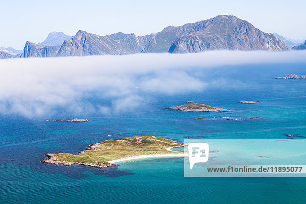 Europa  Norwegen  Lofoten  Yttersand  Wolken über dem Strand