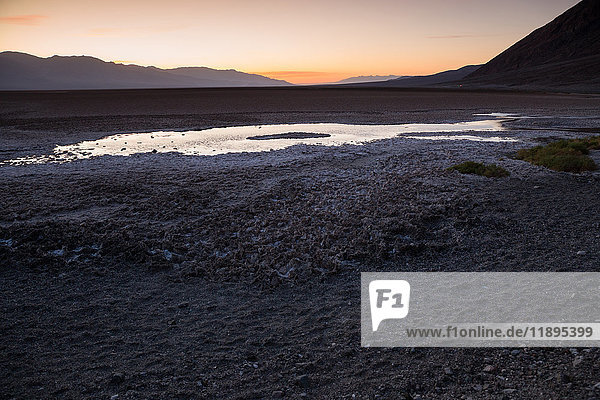 USA  Kalifornien  Death Valley ist ein Wüstental in Ostkalifornien. Es ist das tiefste  trockenste und heißeste Gebiet Nordamerikas. Bad Water Basin