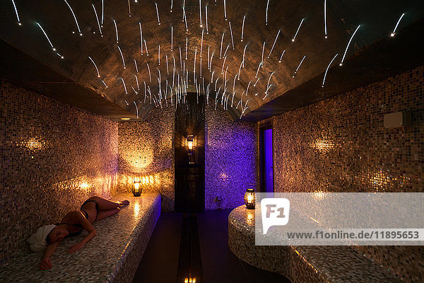 Europa  Italien  Helvetia Thermal SPA Hotel Porretta Terme Türkisches Bad mit Farbtherapie und sanfter Beleuchtung mit Kerzen'