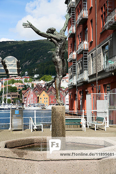 Europa  Norwegen  Bergen  Statue der Frau
