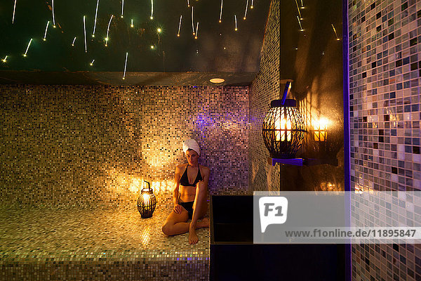 Europa  Italien  Helvetia Thermal SPA Hotel Porretta Terme Türkisches Bad mit Farbtherapie und sanfter Beleuchtung mit Kerzen'