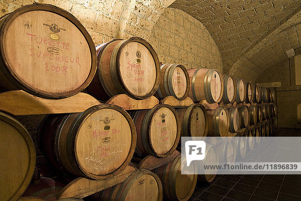 Italien  Aosta  Weingut Maison Anselment zu Villeneuve  Fässer von valdostano Wein