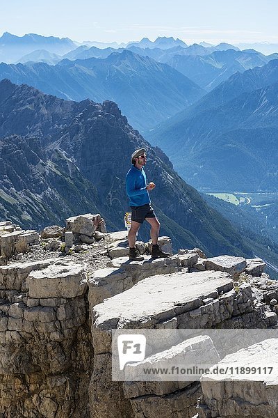 Wanderer mit Blick auf Landschaft  Berge und Alpen  Gipfel des Hochvogels  Allgäu  Allgäuer Hochalpen  Bayern  Deutschland  Europa