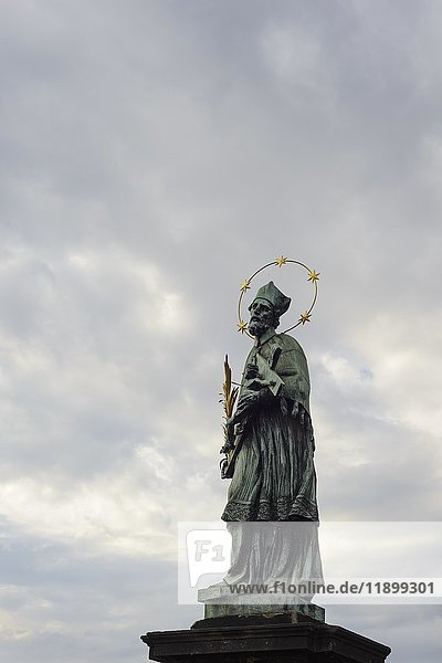 Statue des Johannes von Nepomuk  Karlsbrücke  Prag  Tschechische Republik  Europa