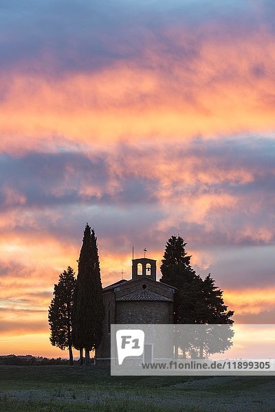 Cappella della Madonna di Vitaleta  Kapelle bei Sonnenuntergang  Nachglühen  Val D'Orcia  Toskana  Italien  Europa