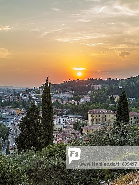 Blick bei Sonnenuntergang vom Hügel San Pietro  Stadtbild  Verona  Venetien  Italien  Europa