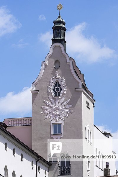 Historisches Gebäude mit dekorativem Relief  Regensburg  Oberpfalz  Bayern  Deutschland  Europa
