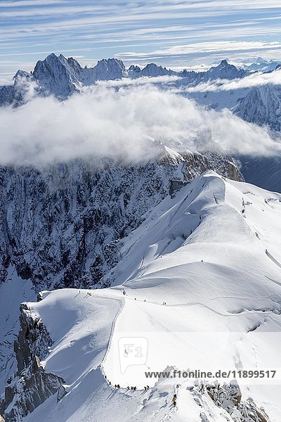 Bergsteiger auf dem verschneiten Kamm des Mont Blanc  Chamonix  Frankreich  Europa