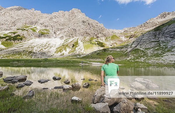 Wanderer genießt die Landschaft  Bergsee am Printz-Luitpolt-Haus  Allgäuer Alpen  Bad Hindelang  Allgäu  Bayern  Deutschland  Europa