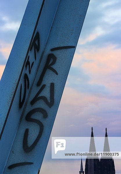 Kölner Dom mit Grafitti auf einem Brückenpfeiler  UNESCO-Welterbe  Köln  Nordrhein-Westfalen  Deutschland  Europa
