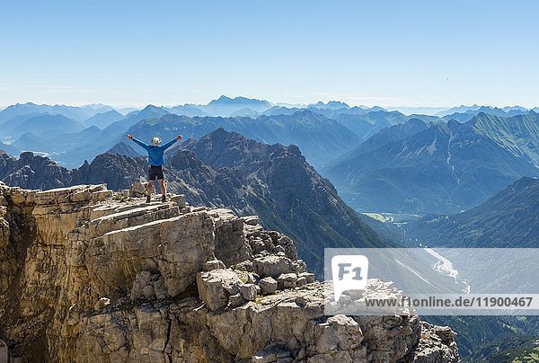 Wanderer streckt Arme in die Luft  Berge und Alpen  Gipfel des Hochvogel  Allgäu  Allgäuer Hochalpen  Bayern  Deutschland  Europa