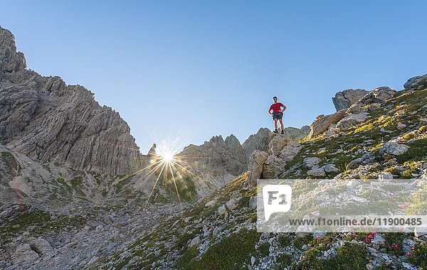 Wanderer bei der Besteigung  Fuchskarspitze  Balkenspitzen  Allgäu  Allgäuer Hochalpen  Bayern  Deutschland  Europa