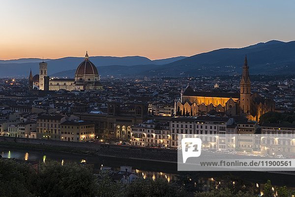Panoramablick vom Piazzale Michelangelo  Stadtbild in der Abenddämmerung mit Dom  Duomo Santa Maria del Fiore  Santa Croce Kirche  Florenz  Toskana  Italien  Europa