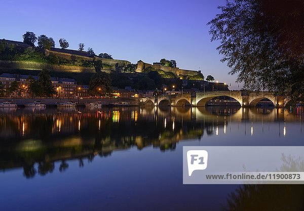 Ansicht von Namur mit der Maas mit Zitadelle und Pont de Jambes  Abenddämmerung  Ardennen  Wallonien  Belgien  Europa