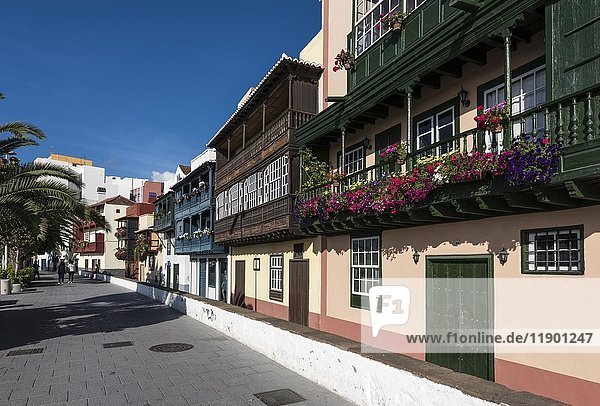 Balkone mit Blumen in der Avenida Maritima  Altstadt  Santa Cruz de la Palma  La Palma  Kanarische Inseln  Spanien  Europa