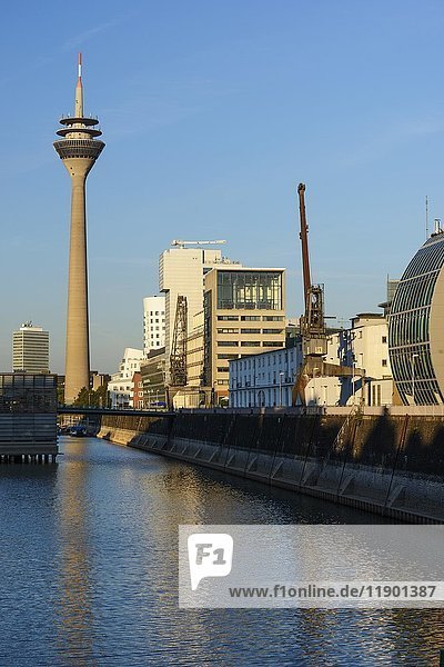 Medienhafen Düsseldorf mit Rheinturm und Neuer Zollhof von Frank Gehry  Düsseldorf  Nordrhein-Westfalen  Deutschland  Europa