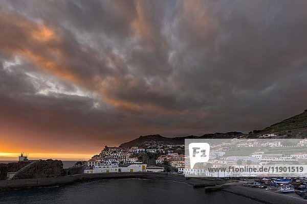 Sonnenuntergang  Abendstimmung über Ponta do Sol  Madeira  Portugal  Europa