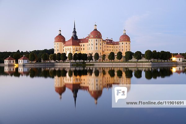 Schloss Moritzburg mit Spiegelung im See blaue Stunde Sachsen Deutschland Europa