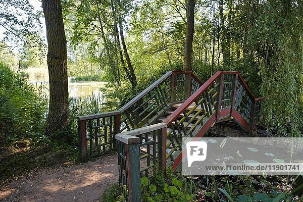 Brücke im Schlosspark Dennenlohe Dennenlohe bei Unterschwaningen Fränkisches Seenland Mittelfranken Franken Bayern Deutschland Europa