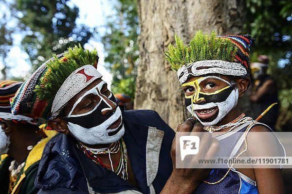 Vorbereitungen der Hochlandstämme  Hooks Ambe  für das große Sing-Sing-Fest  Goroka  Papua-Neuguinea  Ozeanien