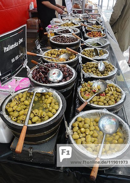 Italienische Oliven in Schalen auf einem Straßenmarkt  Ystad  Schonen  Schweden  Europa