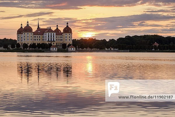 Schloss Moritzburg mit See Sonnenuntergang Sachsen Deutschland Europa