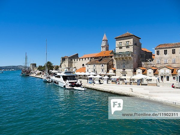 Riva-Promenade und Palazzo  Altstadt Trogir  UNESCO-Weltkulturerbe  Region Split  Mitteldalmatien  Dalmatien  Adriaküste  Kroatien  Europa