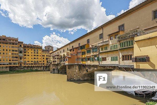 Fluss Arno und Ponte Vecchio Brücke in Florenz  Italien  Europa