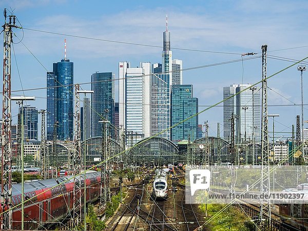 Ein ICE  der vom Hauptbahnhof abfährt  Frankfurt am Main  Hessen  Deutschland  Europa