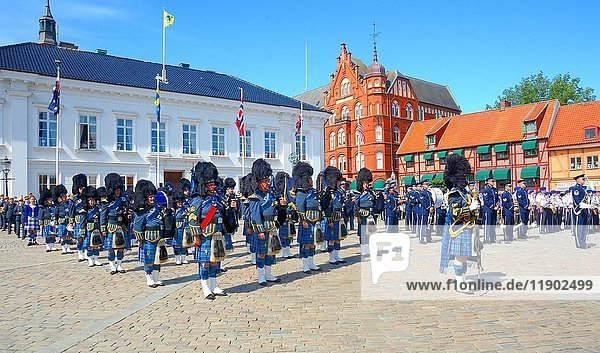 Royal Air Force Central Scotland Pipes and Drums  Eröffnung des Ystad International Military Tattoo auf dem Marktplatz  Ystad  Schonen  Schweden  Europa