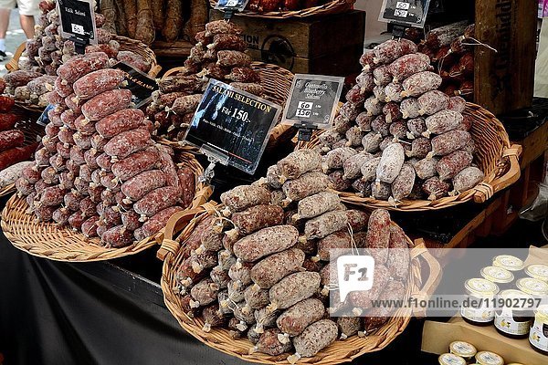 Italienische Salamiwurst auf einem Straßenmarkt  Ystad  Schonen  Schweden  Europa