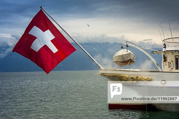 Raddampfer La Suisse auf dem Genfersee mit Schweizer Flagge  Kanton Waadt  Schweiz  Europa