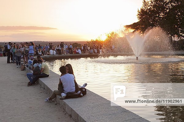 Menschen genießen den Sonnenuntergang am Debod-Tempel (Templo de Debod)  Parque del Oeste  Madrid  Spanien  Europa