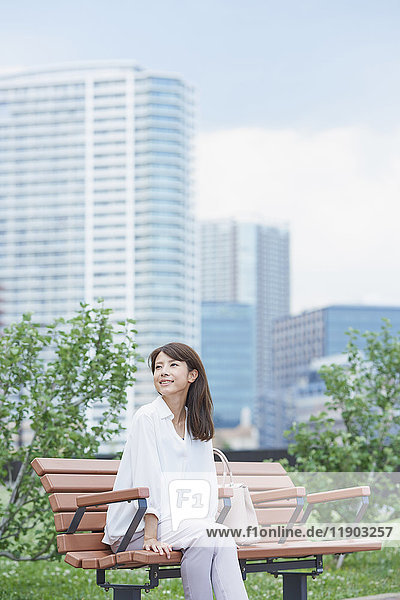Porträt einer jungen japanischen Frau in einem Stadtpark  Tokio  Japan