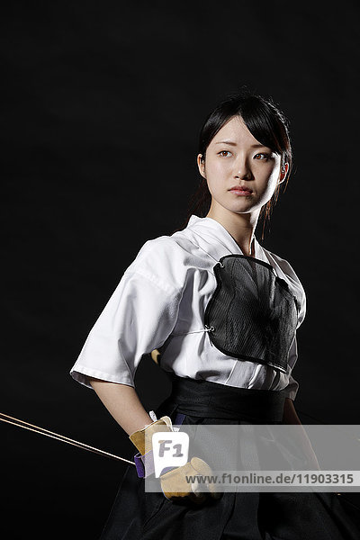 Japanischer traditioneller Bogenschütze vor schwarzem Hintergrund