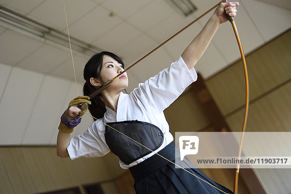 Traditioneller japanischer Bogenschütze beim Üben