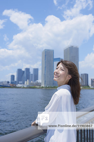 Porträt einer jungen japanischen Frau in der Innenstadt von Tokio  Japan