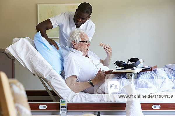 Krankenpfleger-Kissen für Senioren auf dem Bett in der Krankenstation