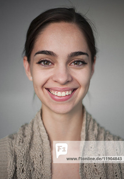 Porträt einer lächelnden kaukasischen Frau