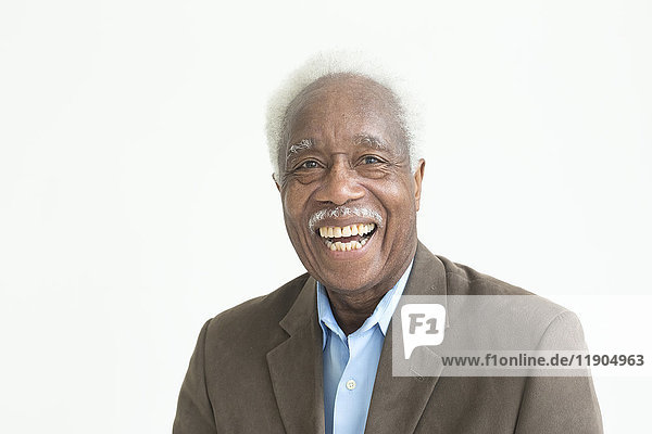 Porträt eines lachenden älteren schwarzen Mannes