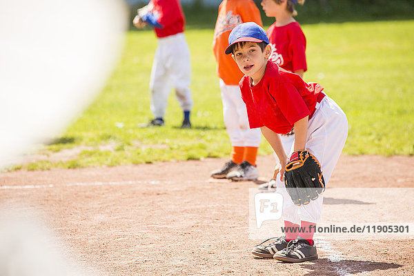 Gemischtrassiger Junge spielt Baseball
