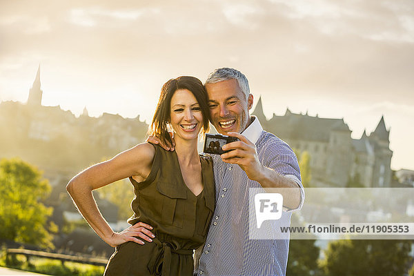 Kaukasisches Paar posiert für Selfie