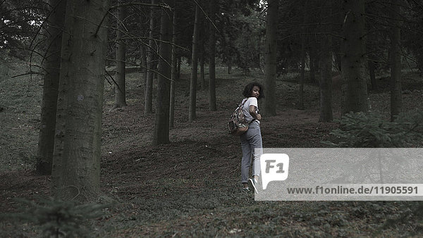 Verängstigte Frau läuft im Wald
