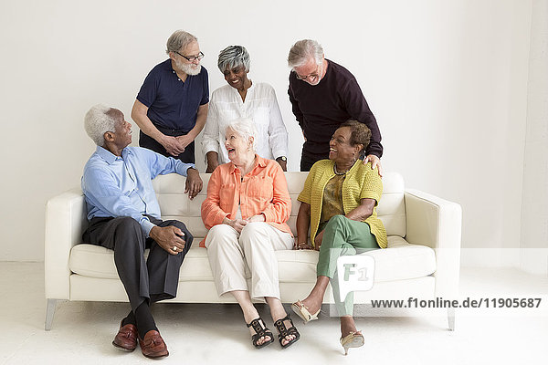 Ältere Menschen lachend auf dem Sofa